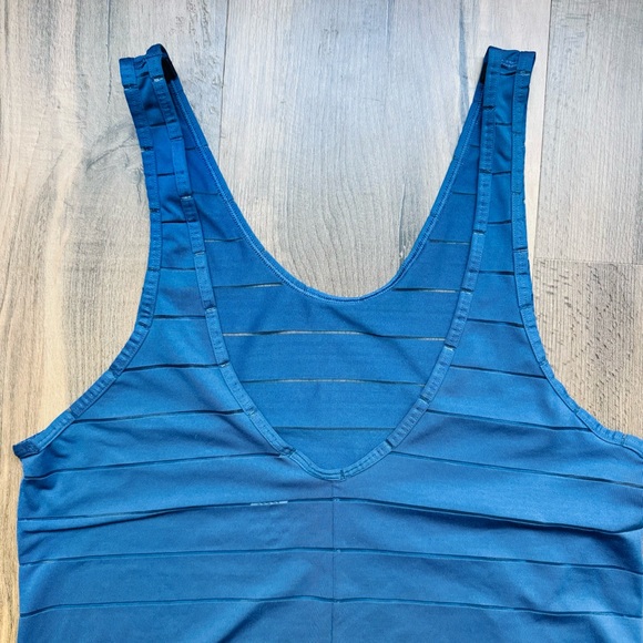 Athleta Max out Chi workout tank low back side tie size medium - Picture 2 of 8